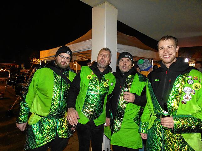 Bild 10: Der Narrenverein feiert mit der Bevölkerung den Beginn der Fasnacht auf dem Rathausplatz