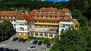 Aus einiger Entfernung ist die alte Pracht des Hauses Hohenbaden zu erahnen. Jetzt soll die Bad Dürrheimer Immobilie im Rahmen eines ...