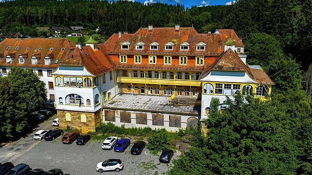 Aus einiger Entfernung ist die alte Pracht des Hauses Hohenbaden zu erahnen. Jetzt soll die Bad Dürrheimer Immobilie im Rahmen eines ...