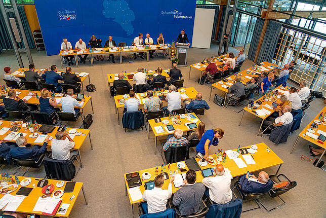 Blick von der Zuschauertribüne in den Sitzungssaal des Landratsamtes