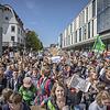 Alle fürs Klima: Die Demonstranten setzen sich hin und so wird deutlich, wie lange der Demonstrationszug wirklich ist. Er reicht in der ...