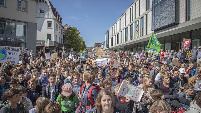 Alle fürs Klima: Die Demonstranten setzen sich hin und so wird deutlich, wie lange der Demonstrationszug wirklich ist. Er reicht in der ...