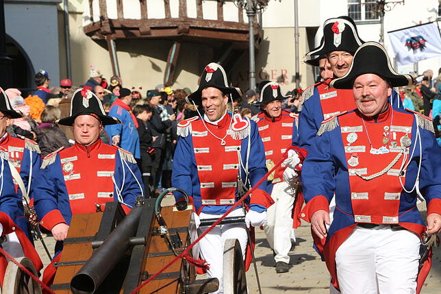 Die Pfullendorfer Bürgerwehr erschreckte mit lauten Kanonenschüssen.