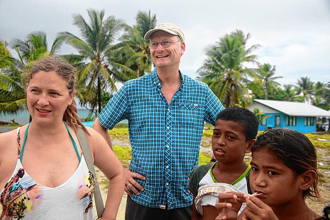 ARD-Wettermann Sven Plöger und die Brot für die Welt-Klimareferentin Sabine Minninger mit Kindern besuchen das Tuvalu-Hauptatoll ...