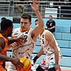 Handicap: Schwenningens Punktegarant Shaun Willett (am Ball) handelte sich beim Spiel gegen Bremerhaven bereits nach 78 Sekunden zwei ...