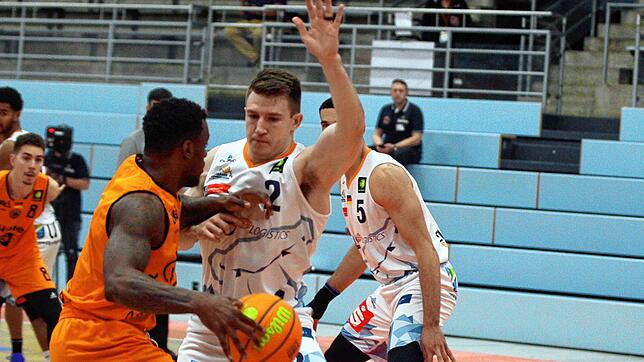 Handicap: Schwenningens Punktegarant Shaun Willett (am Ball) handelte sich beim Spiel gegen Bremerhaven bereits nach 78 Sekunden zwei ...