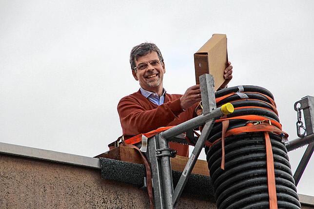 Chef-Ausmister Georg Riedmann legt höchstpersönlich Hand an beim Entrümpeln des Rathauses.