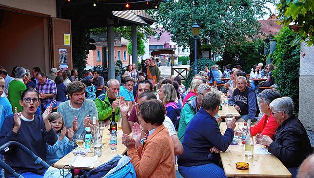 Torkelfest 2022: Jährlich lädt inzwischen der Musikverein zum Torkelfest auf den Hof des Weinguts Dilger ein.