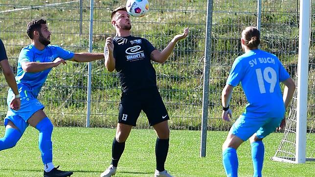 Neue Aufgabe: Marc Müller (Mitte auf dem Archivfoto) verlässt den Bezirksliga TuS Stetten und wird Trainer beim SV Herten II.