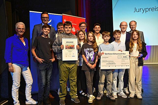 9000 Euro gehen an die Realschule am Salinensee in Bad Dürrheim – mit Florian Klausmann (2. von links), Stefan Lutz (hinten Mitte), ...