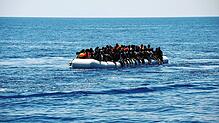 Migranten sitzen auf einem überladenen Schlauchboot im Mittelmeer (Archivbild 2017). Auch der in Waldshut vor dem Landgericht stehende ...
