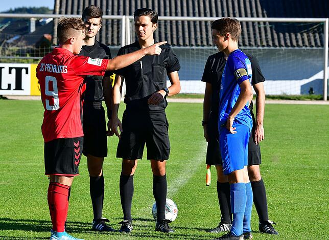Bild 2: U19 des SC Freiburg besiegt die U18 des Team Aargau beim SV Waldhaus mit 6:0 &ndash; wir haben die Bilder!