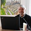 Pfarrer Michael Lienhard hinter seinem Dienstlaptop. Sein Alltag hat sich durch Corona verändert.