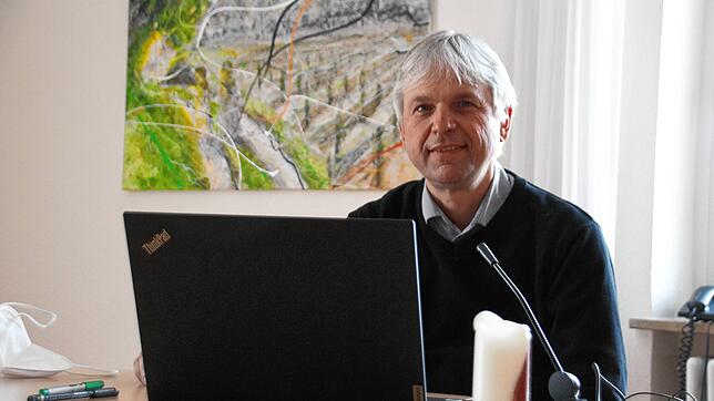 Pfarrer Michael Lienhard hinter seinem Dienstlaptop. Sein Alltag hat sich durch Corona verändert.