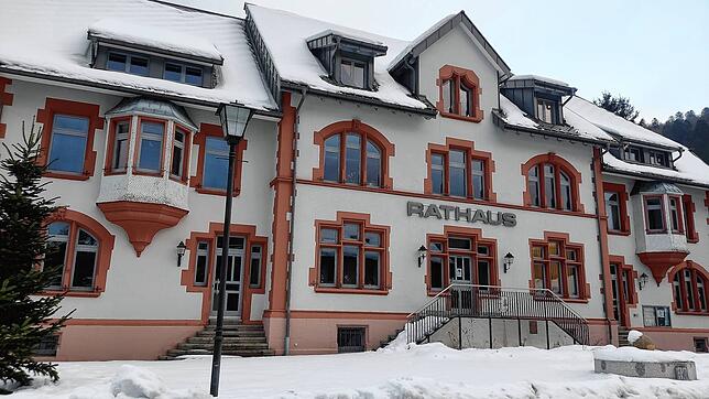 Die Bürger entscheiden am 26. Juni darüber, wer als Bürgermeister oder Bürgermeisterin auf dem Chefsessel im Todtmooser Rathaus Platz ...