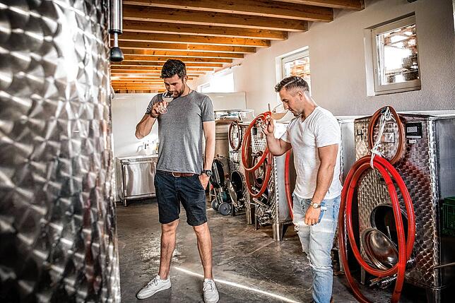 Bruno Stotz mit Lukas Frey, Winzer aus Hagnau, der für die Produktion des Ciders verantwortlich ist.