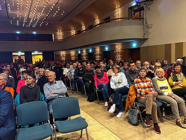 Das Publikum in der Stadthalle verfolgte den Vortrag von Boris Palmer.