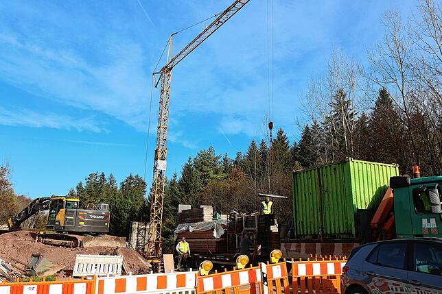 Aufbruchstimmung bei der Baustelle für die neue Kuhmoosbachbrücke. Schalungsmaterial und ein Baucontainer werden zum Abtransport ...