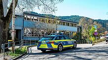 Polizeiautos sperren die Landenbergerstraße in Schramberg ab.