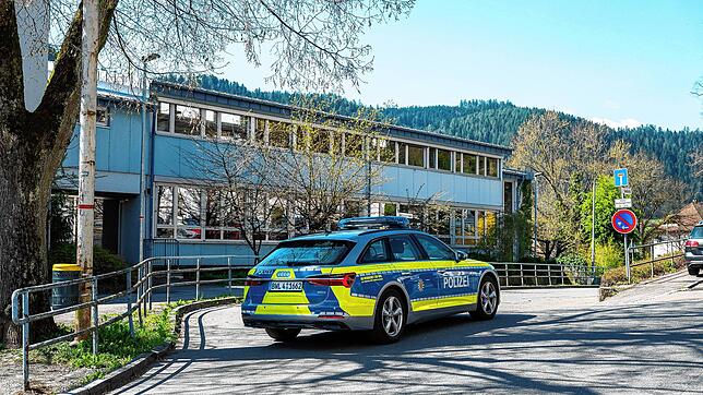 Polizeiautos sperren die Landenbergerstraße in Schramberg ab.