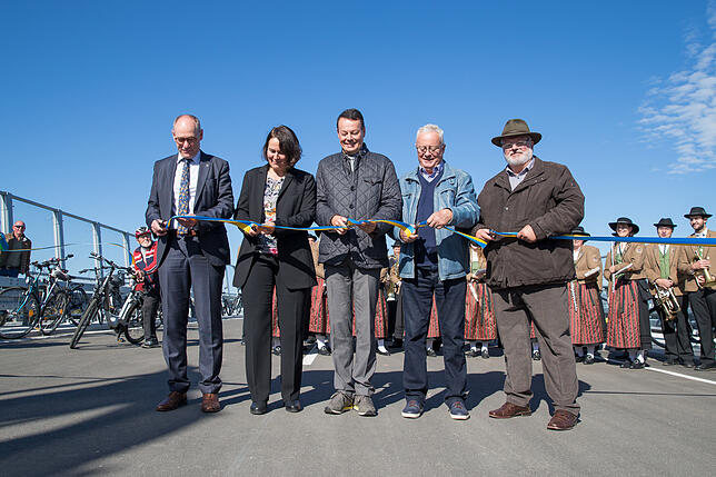 „Schnipp-Schnapp“ und die Straße ist freigegeben (von links): Landrat Lothar Wölfle, Bürgermeisterin Elisabeth Kugel, ...