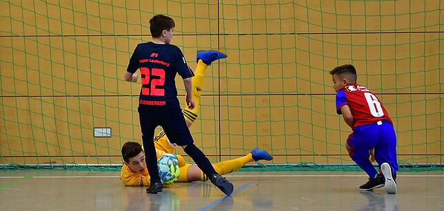 Bild 3: U15-Nachwuchs des FC Basel schenkt dem Gastgeber alle Neune ein