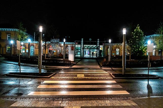 Am Bahnhof sind nur noch wenige Menschen, die den letzten Zug erwischen wollen.