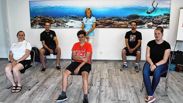 Ausbildungsmission Bademeister: Ann-Kathrin Troll, Jan Grimm und Luisa Rütschle (vordere Reihe, v.l.) haben gerade den Erste-Hilfe-Kurs ...