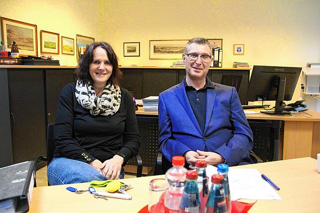 Hauptamtsleiterin Agnes Kaiser (links) und Bürgermeister Joachim Burger (rechts) erläutern die Hintergründe des Städtlefest-Aus.
