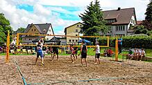 16 Mannschaften treten beim Beachvolleyball-Turnier im Schonacher Kurpark an, manche kommen von außerhalb. Bild: Claudius Eberl