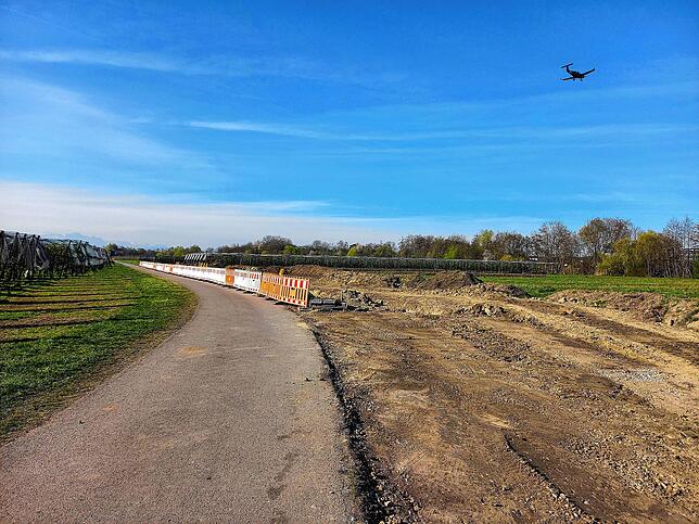 Die Winkelgasse kurz nach der Abzweigung von der K7742 Richtung Riedheim wird ausgebaut werden. Sie wird zur Erschließungsstraße für das ...