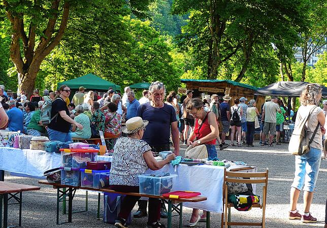 Die Besucher freuen sich über die entspannte Atmosphäre auf dem Klosterparkplatz unter den alten, schattenspendenden Bäumen. Foto: ...