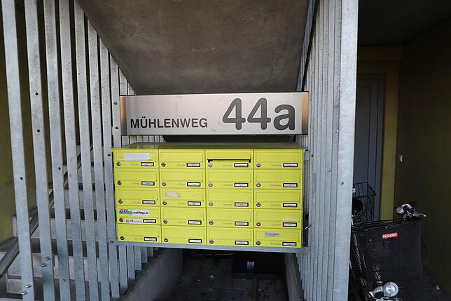Die Briefkästen der Bewohner. Rechts im Hintergrund ist das Zimmer, in dem Caritas und Soziale Dienste ihre Sprechstunden abhalten.