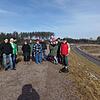 Auf dem Damm des Hochwasserrückhaltebeckens bei Wolterdingen erklärt Hubert Mauz (rechts), wie er sich den Aufbau für den ...