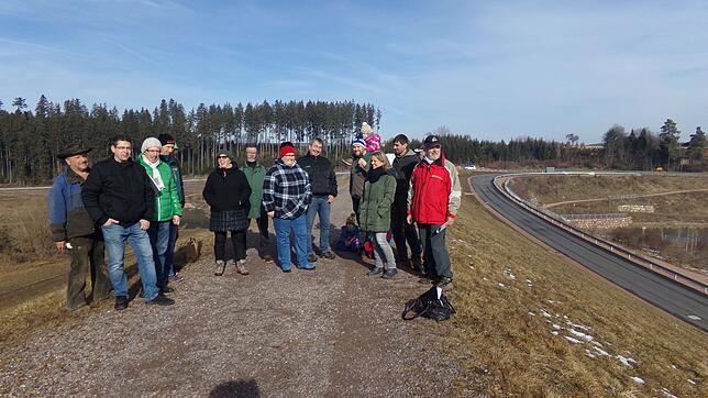 Auf dem Damm des Hochwasserrückhaltebeckens bei Wolterdingen erklärt Hubert Mauz (rechts), wie er sich den Aufbau für den ...