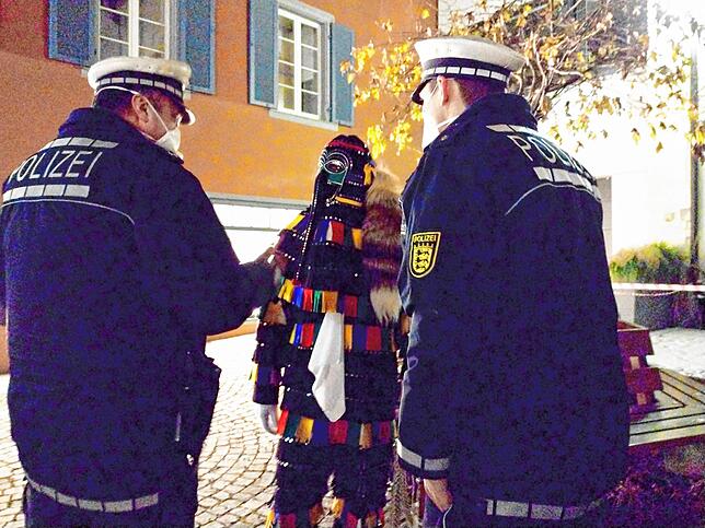 Weil er durch das Schnellen mit der Karbatsche die Aufmerksamkeit der Menschen auf sich zog, die sich dann um ihn versammelten, erteilen ...
