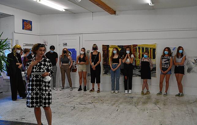 Die Absolventen des Vorstudiums Gestaltung bekamen ihr Abschlusszeugnis im kleinen Rahmen. Anna Blank (vorn), Leiterin der Kunstschule, ...