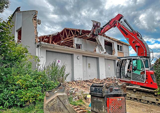 Neben der Feuerwehr hatten hier verschiedene Vereine ihre Räume. Sie konnten ins Schulgebäude umziehen.
