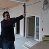 Die Arbeiten am Feuwehrgerätehaus mit Kita in Waldshut schreiten voran: Achim Schreiner, Bauleiter für das Architekturbüro Bächle/Meid ...