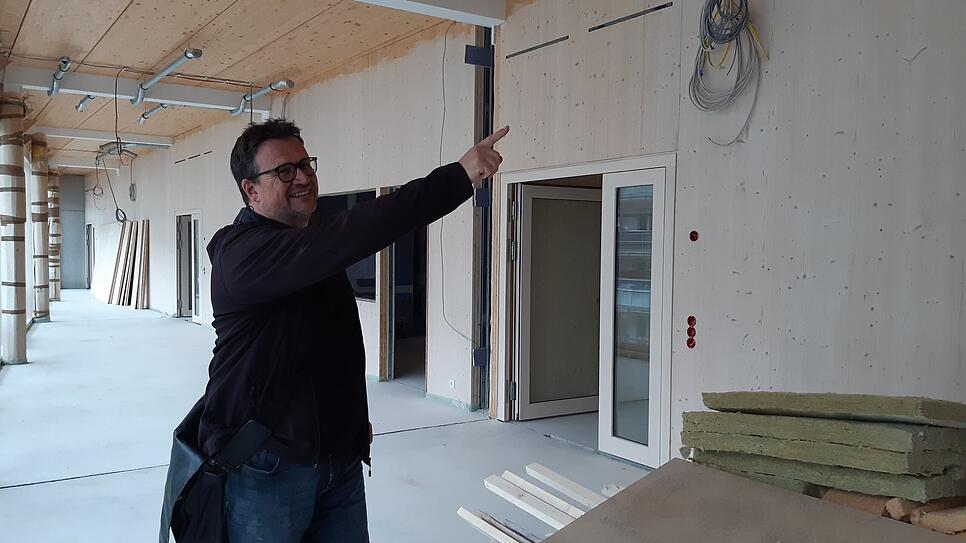 Die Arbeiten am Feuwehrgerätehaus mit Kita in Waldshut schreiten voran: Achim Schreiner, Bauleiter für das Architekturbüro Bächle/Meid ...