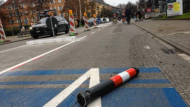 Schon wieder wurde der Poller in der Fahrradstraße in der Petershauser Straße umgefahren. Der Unfall am Samstag war mindestens der ...