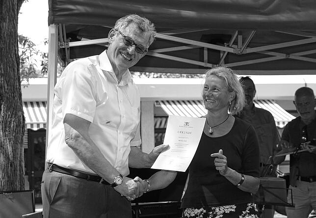 Mathias Hall 2017 bei seiner Verabschiedung als Schulleiter der Haldenwang-Schule. Mit ihm im Bild: Schulrätin Bettina Armbruster.