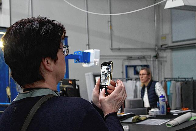 Beate Müller nimmt mit dem Handy ein Erinnerungsfoto auf.