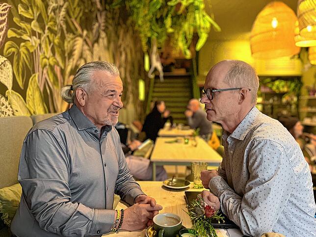 Konrad Reichel (links) in einem Café in Überlingen, hier im Gespräch mit SÜDKURIER-Redaktionsleiter Stefan Hilser.