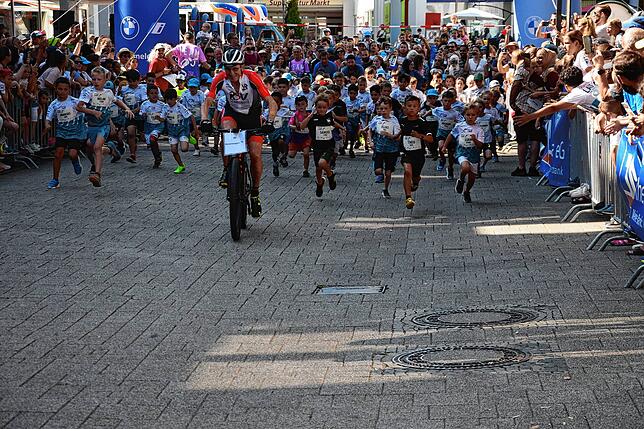 Bild 10: So viele sind beim 14. Trompeterlauf in Bad Säckingen dabei! Hier die Bilder der jüngsten Läufer