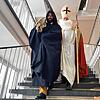 Klinikseelsorger Ortwin Engel-Klemm und Martin Blume überraschen das Personal des Helios-Spitals als Nikolaus und Knecht Ruprecht.