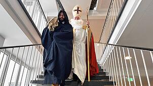 Klinikseelsorger Ortwin Engel-Klemm und Martin Blume überraschen das Personal des Helios-Spitals als Nikolaus und Knecht Ruprecht.
