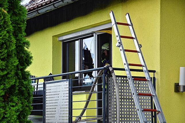Von außen ist zu sehen, wie das Feuer im Innern wütete. Fensterscheiben sind durch die enorme Hitzeentwicklung geborsten.
