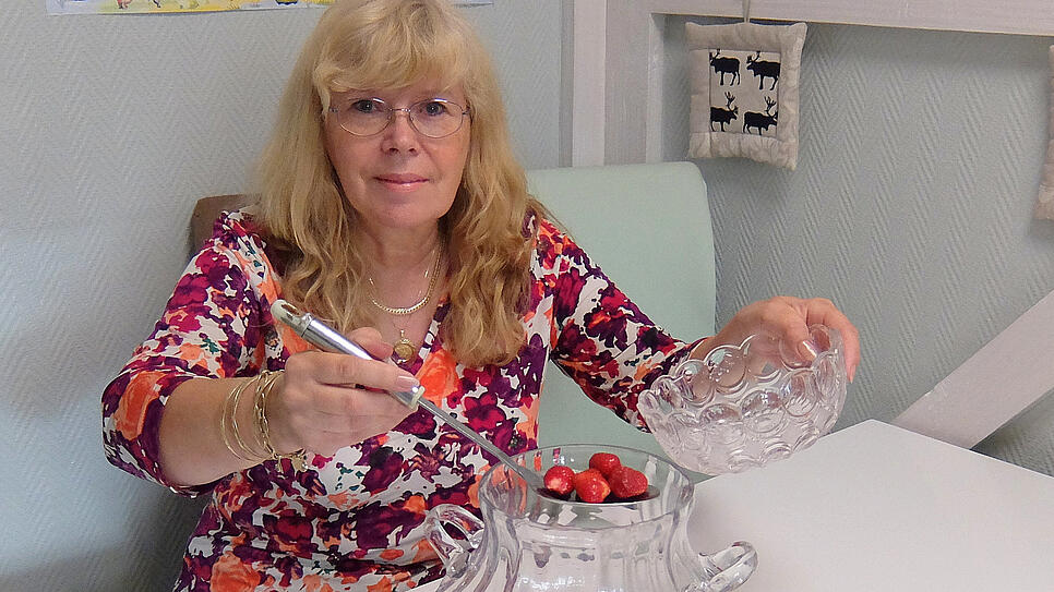 SÜDKURIER-Mitarbeiterin Karin Gambin vor ihrer „Holunderblütenbowle an Rosenblättern mit frischen Erdbeeren“. Das ...