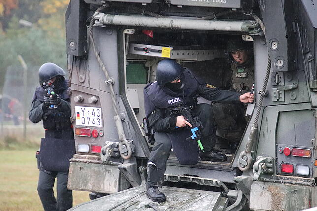 Bild 5: Einsatzkräfte üben den Ernstfall: Wie Polizei, DRK und Bundeswehr auf einen Terroranschlag in Konstanz reagieren würden